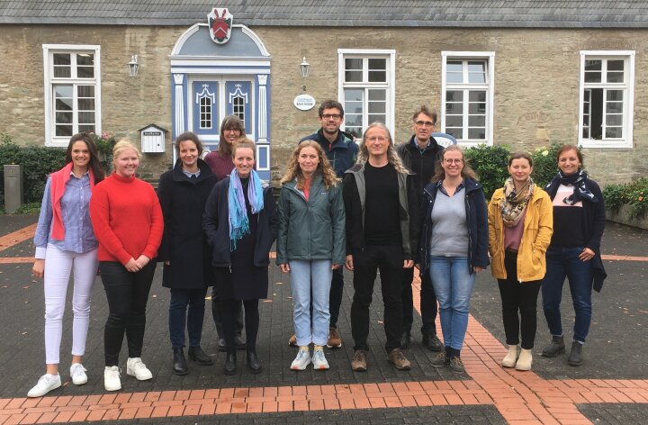 Gruppenfoto vor Haus Düsse